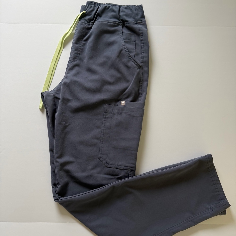 FIGS Men’s Cairo Cargo Scrub Pants in Space Navy Size Medium Tall, Limited Color - Picture 2 of 10